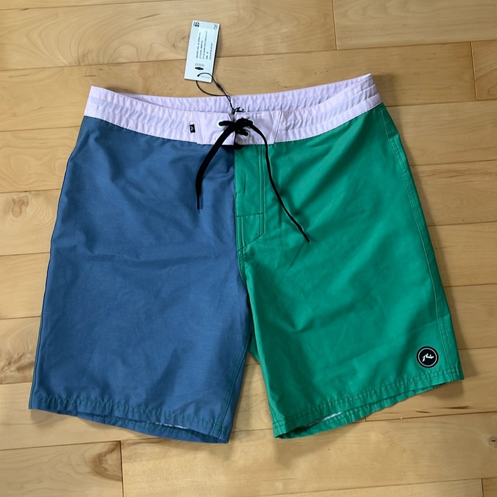 5/$40   Rusty Pulse 18” fixed board short